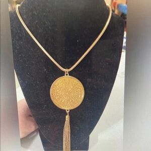 Elegant Gold Pendant Necklace